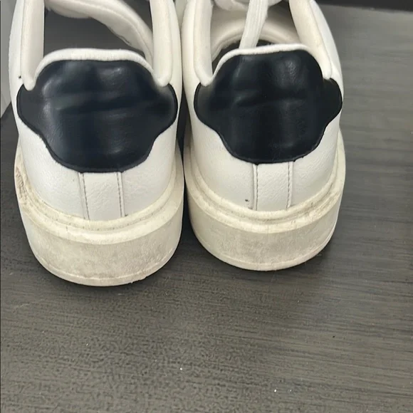 Steve Madden White Sneakers Classic Minimalist Design - Picture 5 of 5